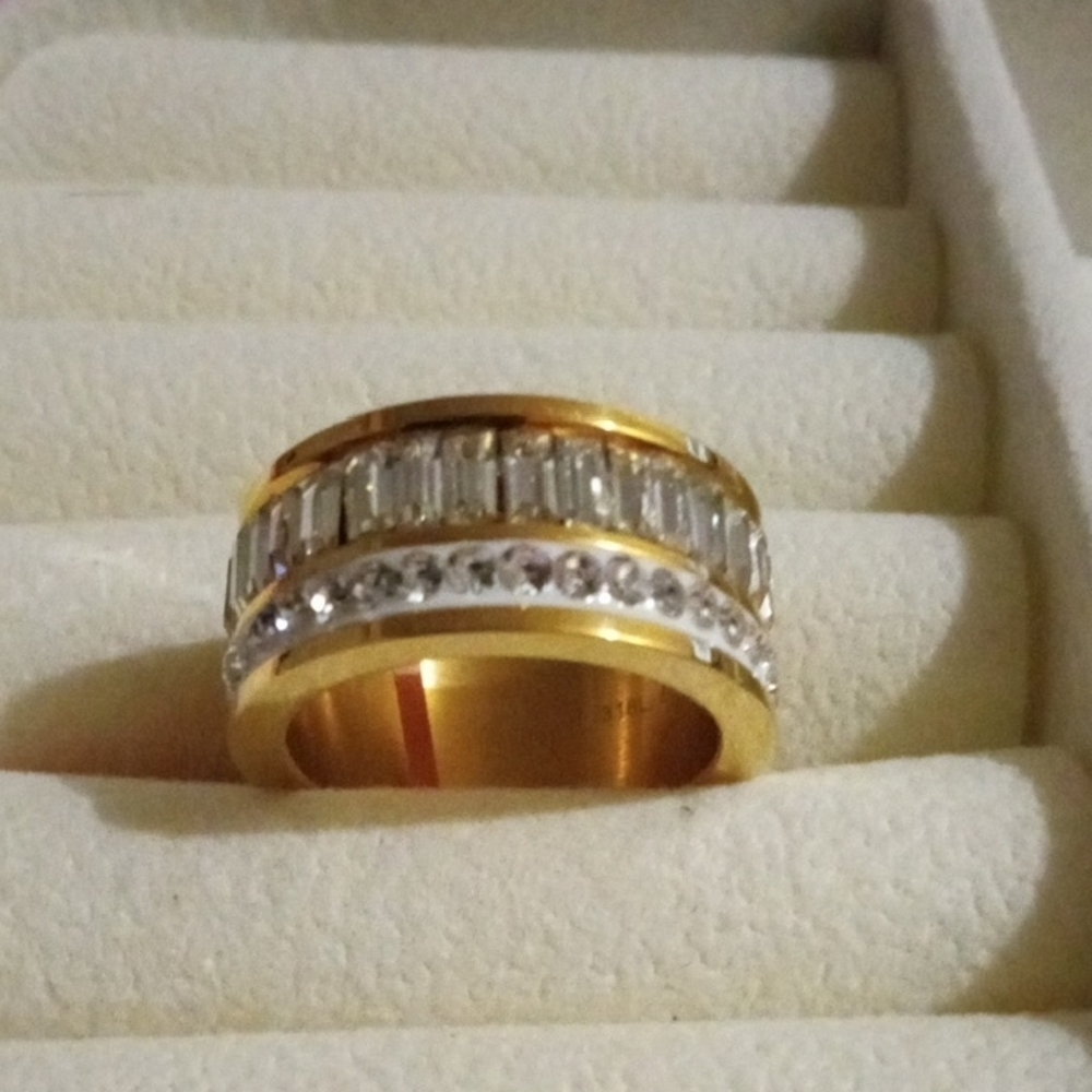 CLEARANCE Elegant Golden Sparkle Band Ring Size 7.5